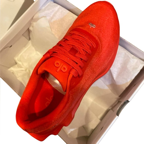 NWT Alo Yoga runner shoes BRIGHT RED Size 8.5 - Picture 4 of 6